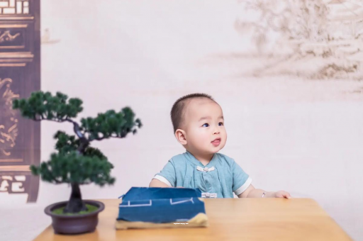 宝鸡怀孕肚子中间凹两边凸